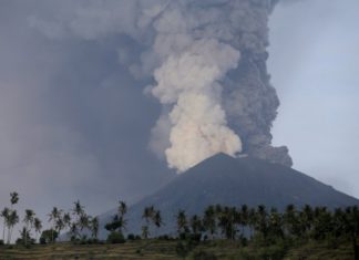 На Бали проснулся вулкан (видео)