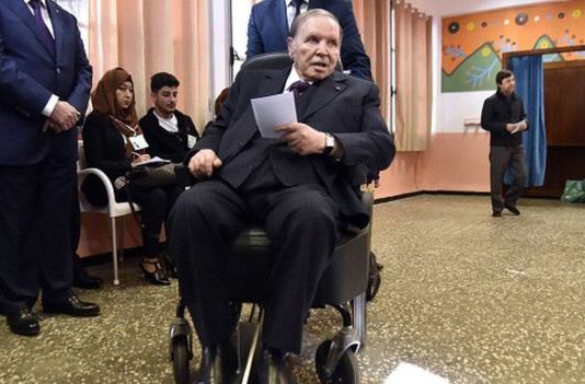 «Вечный» президент Алжира Бутефлика уходит в отставку. Он правил страной 20 лет