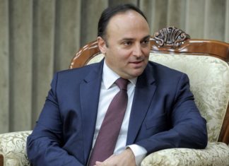 Посол Турции в КР не захотел сидеть на ифтаре с экс-директором школ «Сапат». ДУМК прокомментировало это