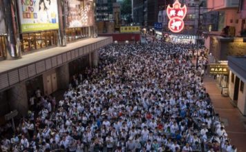 В Гонконге сотни тысяч людей вышли на акцию протеста против  законопроекта об экстрадиции. Власть не сдается