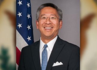 Посол США в Кыргызстане поздравил граждан с Орозо айтом и исполнил жарамазан