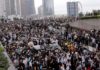 В Гонконге протестующие перекрыли две ключевые автомагистрали
