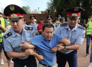 Казахстан: Аресты и штрафы для задержанных на митингах 6 июля
