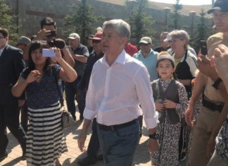 Алмазбек Атамбаев помахал рукой своим сторонникам из окна ГКНБ (видео)