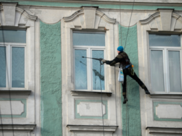 Российский пенсионер перерезал веревки висящим на жилом доме альпинистам