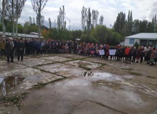 Жители Джети-Огузского района митингуют в поддержку телохранителя Атамбаева