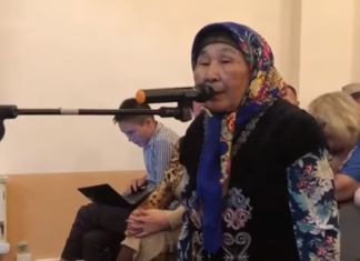 Жительница Кой-Таша напомнила Исмаилу Исакову, как митинговала в его поддержку