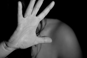 Обращались как с рабынями: Акыйкатчы помогла женщине вернуть дочерей из трудовой миграции