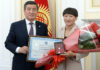 Чемпионке мира по женской борьбе Тыныбековой подарили трехкомнатную квартиру в Бишкеке