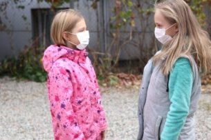 В элитном районе Алматы из-за загрязнения воздуха носят маски