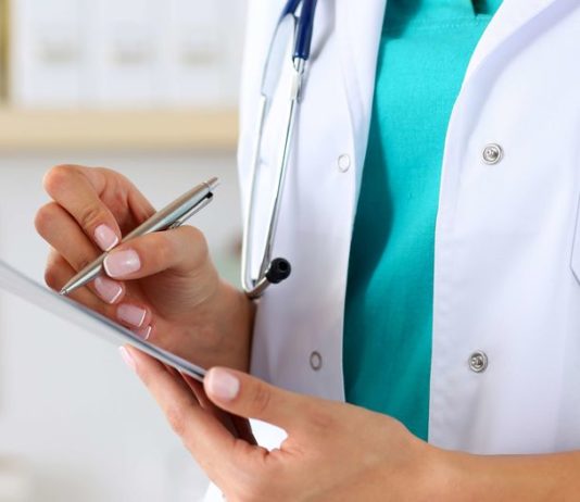 Смерть младенца в Атырау: 30 врачей перинатального центра решили коллективно уволиться