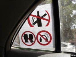 Таксисты Душанбе объявили войну поцелуям и нежным объятиям в салонах автомобилей