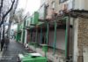 Мэрия Бишкека намерена снести 38 объектов на улице 7 апреля. Среди них магазины, кафе и пристройка рынка «Мадина»