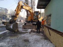 Мэрия Бишкека продолжает демонтаж незаконных строений. «Под раздачу» попал летник кафе Burger House