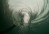Смельчак с камерой нырнул в океанский водоворот (фото, видео)