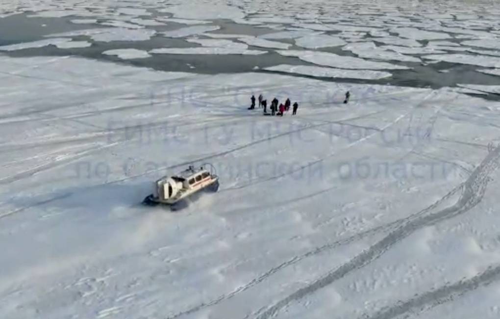 На Сахалине около 600 рыбаков отрезаны от берега на льдине