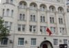 К посольству Кыргызстана в Москве пришел мужчина с зашитым ртом