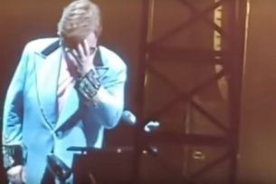 Потерял голос и заплакал на сцене: Что случилось с Элтоном Джоном?