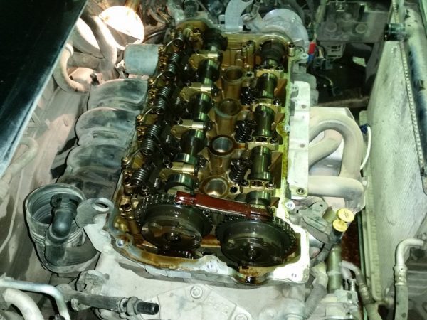 Почему чернеет масло в двигателе и как это исправить