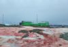 Красный снег на антарктической станции – зловещий знак потепления: фото