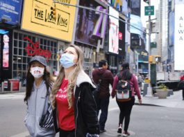 На улицы Нью-Йорка вывезли авторефрижераторы для тел погибших от коронавируса: фото и видео