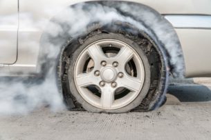 О каких неисправностях автомобиля расскажут различные дефекты шин