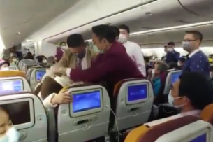 Экипаж самолета вступил в схватку с гражданкой Китая, которая намеренно покашляла на стюардессу