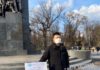 «Я – не вирус! Я – человек!». В Харькове китаец в маске провел одиночный пикет.