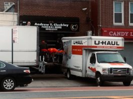 Десятки разлагающихся тел найдены в грузовиках в Нью-Йорке