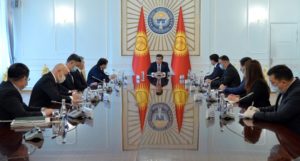 Президент Кыргызской Республики Сооронбай Жээнбеков сегодня, 14 апреля, встретился с Торага Жогорку Кенеша Дастанбеком Джумабековым, Премьер-министром Мухаммедкалыем Абылгазиевым и лидерами парламентских фракций страны