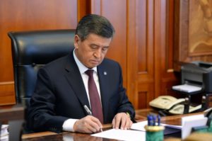 Сооронбай Жээнбеков подписал Указ о продлении чрезвычайного положения в отдельных городах и районах страны до 30 апреля 2020 года