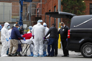 Смертность от COVID-19 в США опустилась до уровней марта 2020 года Смертность от COVID-19 в США опустилась до уровней марта 2020 года