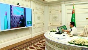 Президент Туркменистана Гурбангулы Бердымухамедов регулярно прибегает к практике дистанционных совещаний с членами правительства по видео связи.