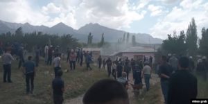 Фотография очевидца с места инцидента на границе Баткенской области и узбекистанского анклава Сох. 31 мая 2020 года.