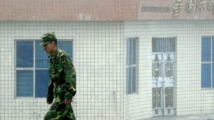 Китайский солдат стоит на страже на китайской стороне границы