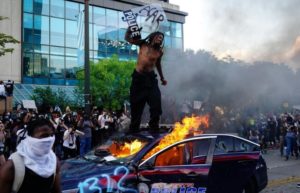 Американист сравнил протесты в США с «цветными революциями»