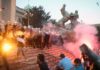В Белграде противники повторного введения карантина попытались взять штурмом парламент