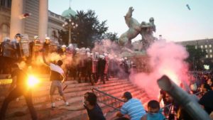 В Белграде противники повторного введения карантина попытались взять штурмом парламент