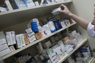 Владельцы аптек Кыргызстана заявляют, что цены на лекарства завышают поставщики