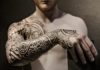 Татуировки ухудшают потоотделение и увеличивают риск перегрева