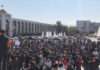 На митинге оппозиционных партий звучат требования отставки президента Жээнбекова