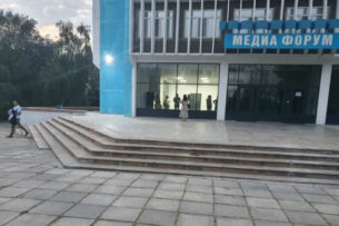 Судоисполнители заблокировали здание «Форум» в Бишкеке. Кадырбек Атамбаев заявляет о рейдерском захвате