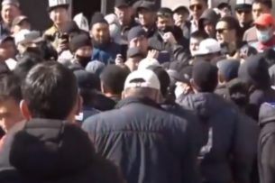 Митинг против Сооронбая Жээнбекова проходит рядом с госрезиденцией президента Митинг против Сооронбая Жээнбекова проходит рядом с госрезиденцией президента