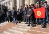 В Бишкеке продолжается митинг в поддержку Садыра Жапарова и с требованием отставки Сооронбая Жээнбекова.