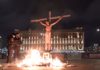 У здания ФСБ активиста «подожгли» на кресте в образе Христа