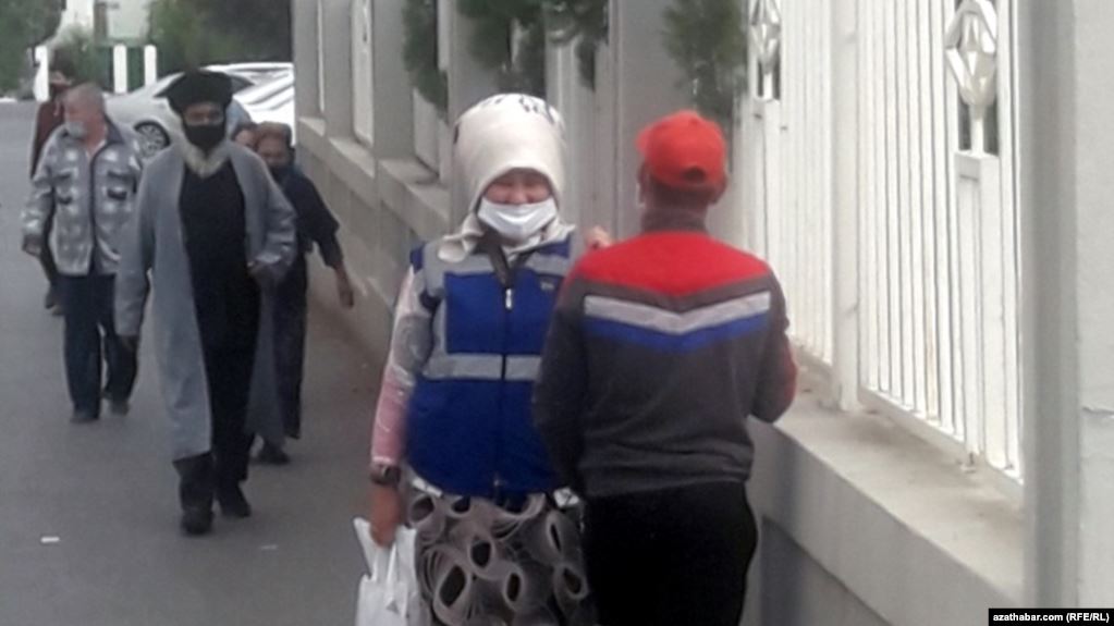 В Туркменистане эпидемиологи вынуждены работать в три смены