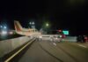 Самолет приземлился на шоссе и врезался во внедорожник (видео)