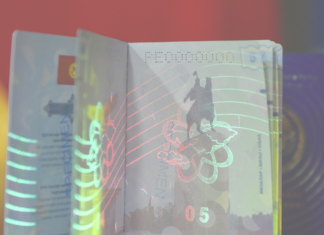 Кыргызстан сам начал печатать свои национальные паспорта, заявил пресс-секретарь президента