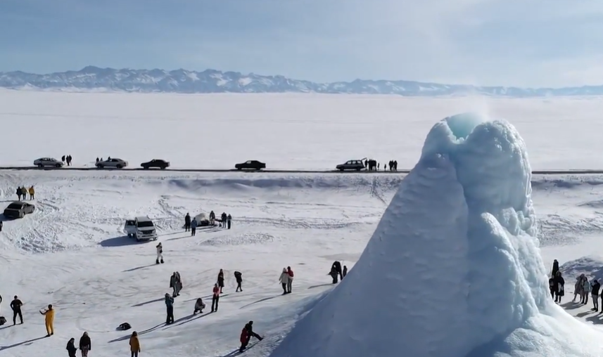 14 метровый. Ледяной Гейзер в Казахстане.