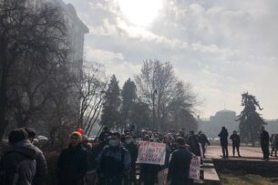 В Бишкеке мирный марш против коррупции и за законность. Участники возмущены приговором в отношении Матраимова